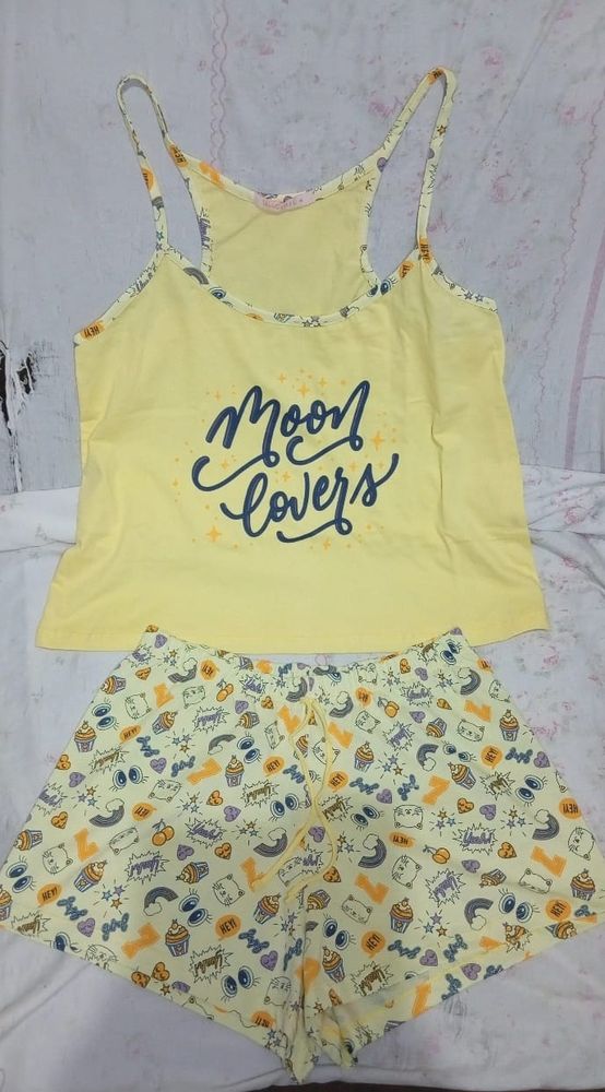 Conjunto
Cor: amarelo 💛 
Tam. P M G e GG
Super leve e confortável 
Direto da fábrica 
SEM USO!
(Chama dm se tiver interesse)