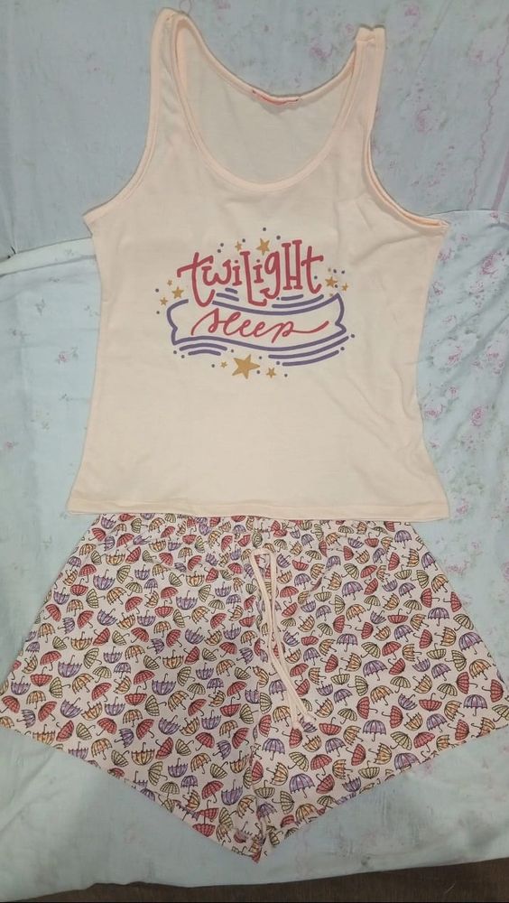 Conjunto
Cor de pêssego 🍑 
Tam. P M G e GG 
Leves e confortáveis 
Direto da fábrica 
SEM USO!!
(Chama dm se tiver interesse)