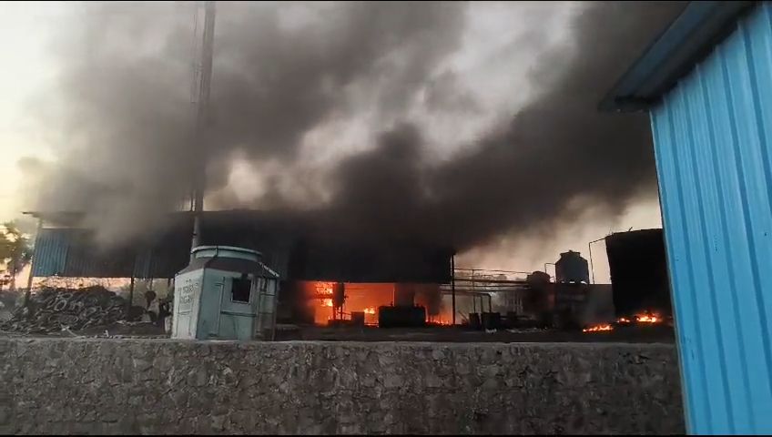 A fire rages after an explosion at a tyre pyrolysis plant in Wada, north of Mumbai (Credit: Kalpesh Patil)
