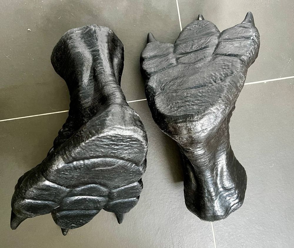Photo of auction item, showing the soles (which make cool prints in snow)