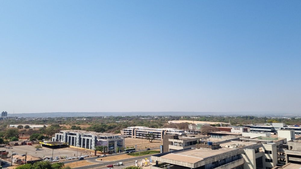 Foto do horizonte de fumaça no céu de Brasília