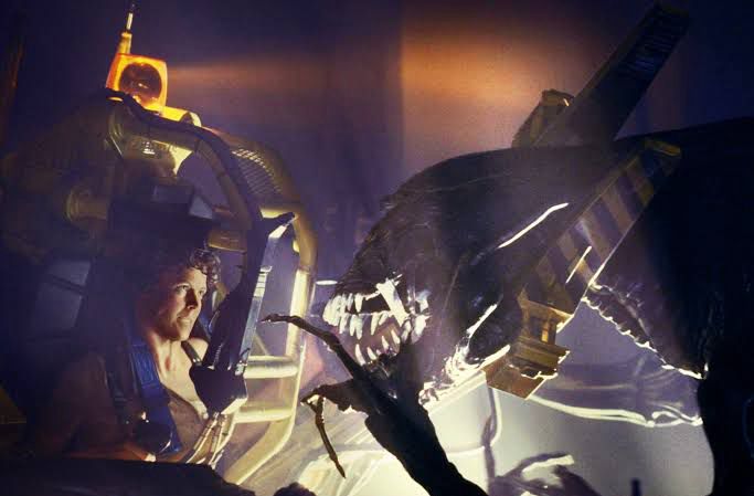 Ellen Ripley in a Power Loader vs The Xenomorph Queen