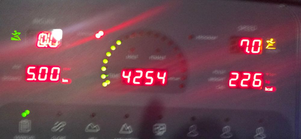 러닝머신의 화면에 5키로미터 42분 54초가 적혀있다 