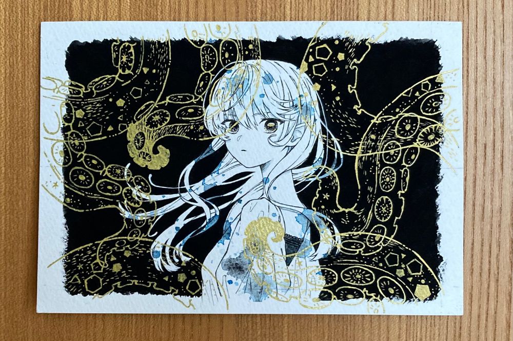 1枚目の暗闇で振り返る女の子の形をした化物から見える幻影の無数の蛸足のポージングが違う