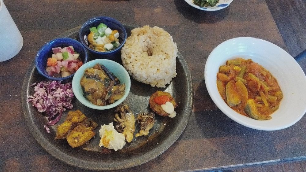 ヴィーガンカフェ suiroのカレープレート。めちゃくちゃ満腹