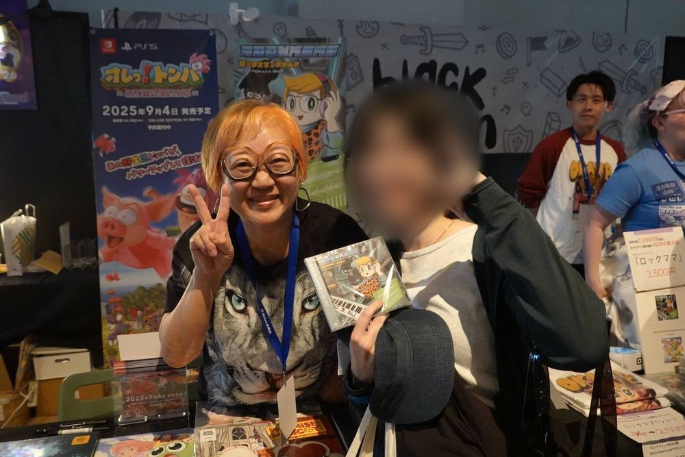 TikTokerの"おかんP"こと藤田晴美さんと投稿主のツーショット。投稿主はおかんPのフルアルバムを掲げている