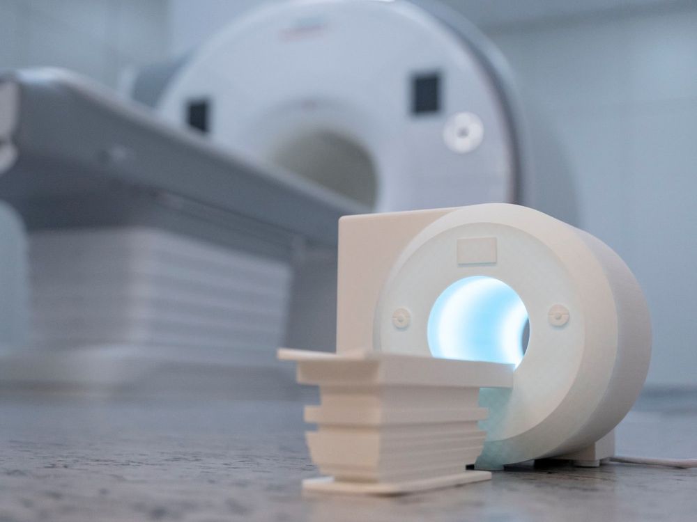 Prototype of mini-MRI scanner created by Fraunhofer MEVIS in front of a standard MRI scanner 