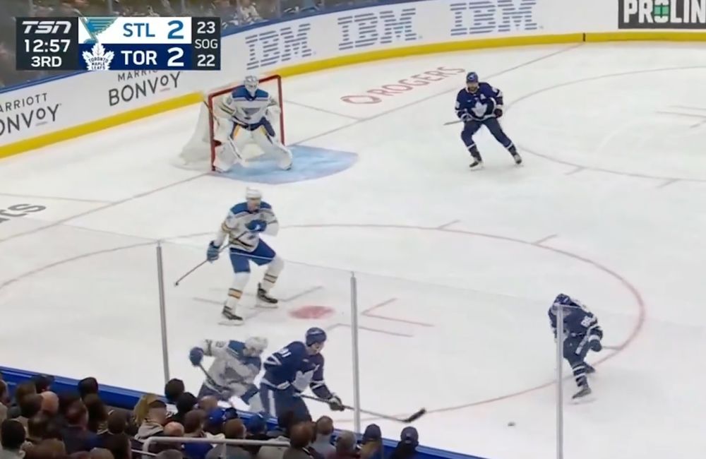 Nylander alone in front of the net, the puck is coming to Nick Robertson at the top of the circle
