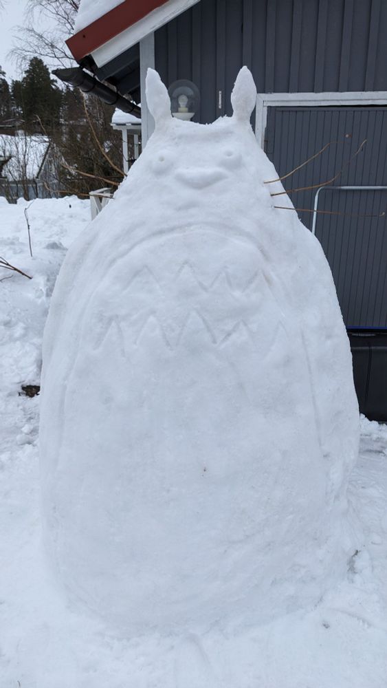Hieman erikoisen näköinen Totoro lumesta tehtynä.