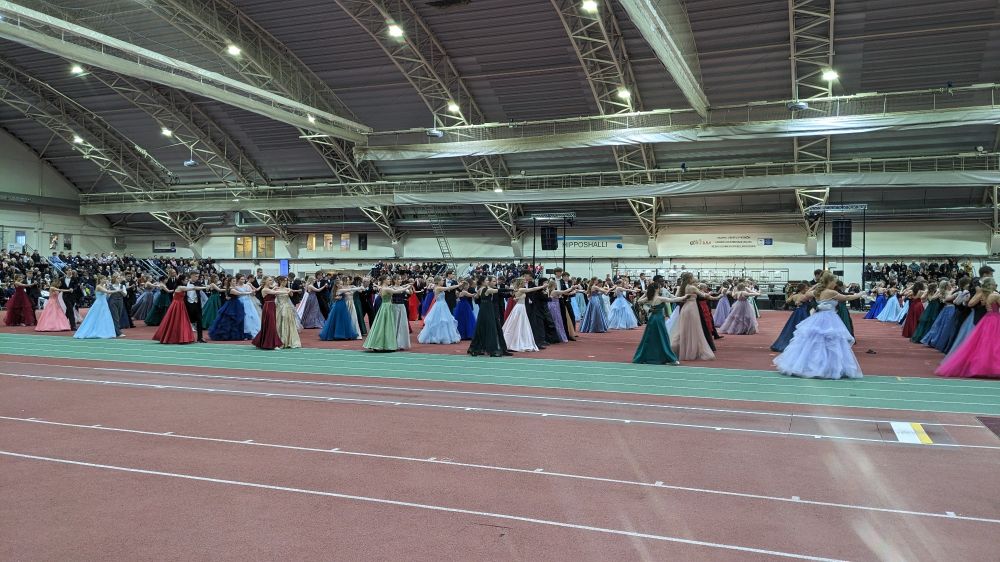 Jyväskylän Lyseon lukion opiskelijat tanssimassa Wanhojen tansseja.