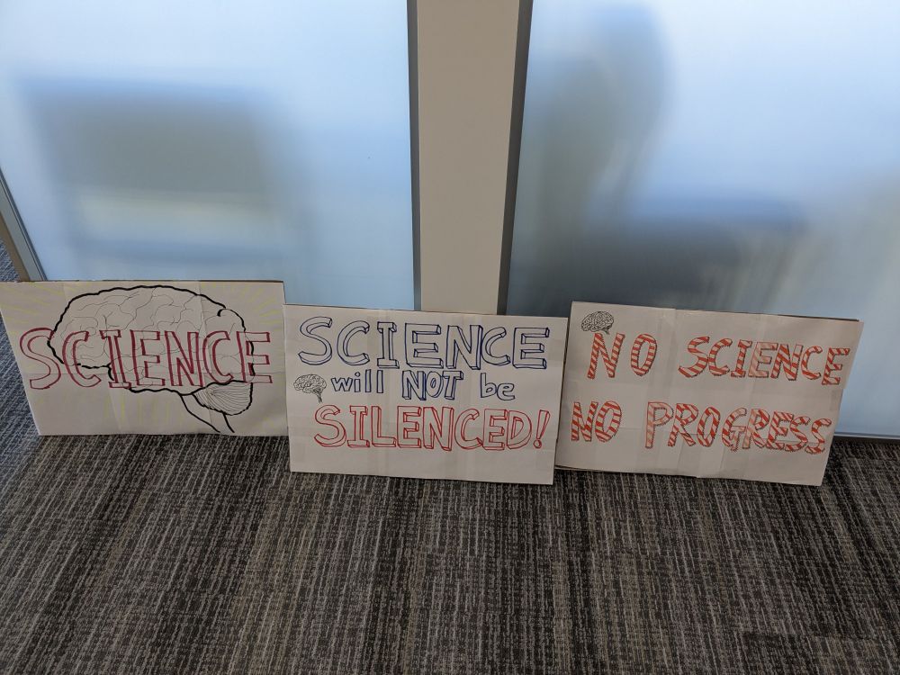 Posters for science: "Science will not be slienced!" and "No science, no progress"