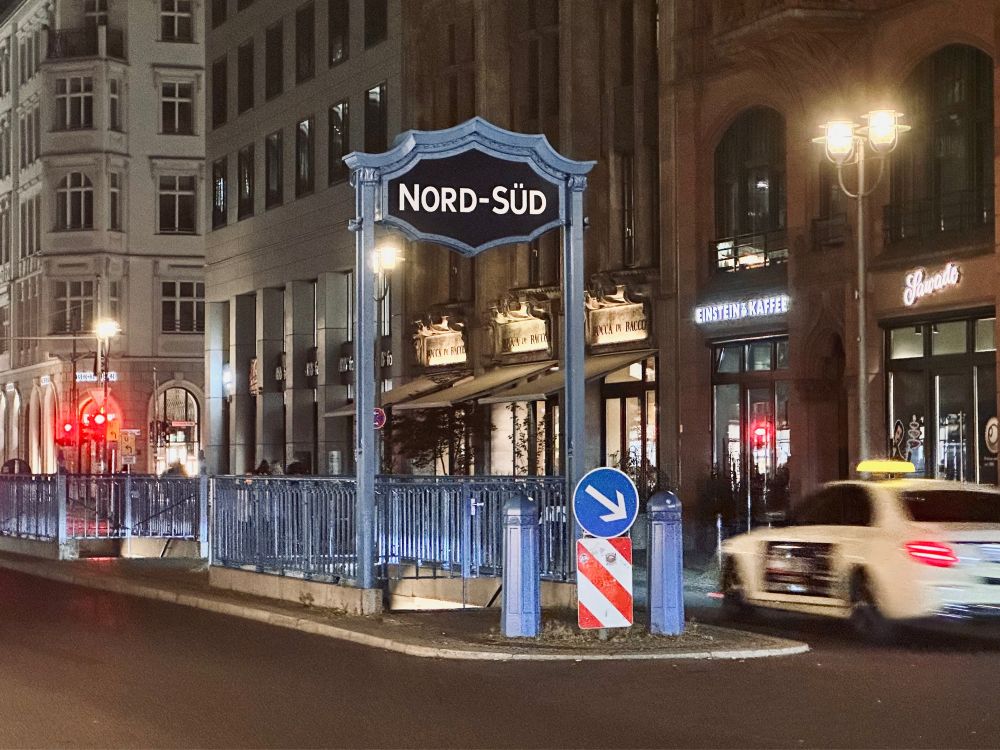 Entrance to an U-Bahn station by night. On top of the entrance a sign labelled Nord-Süd is visible.
