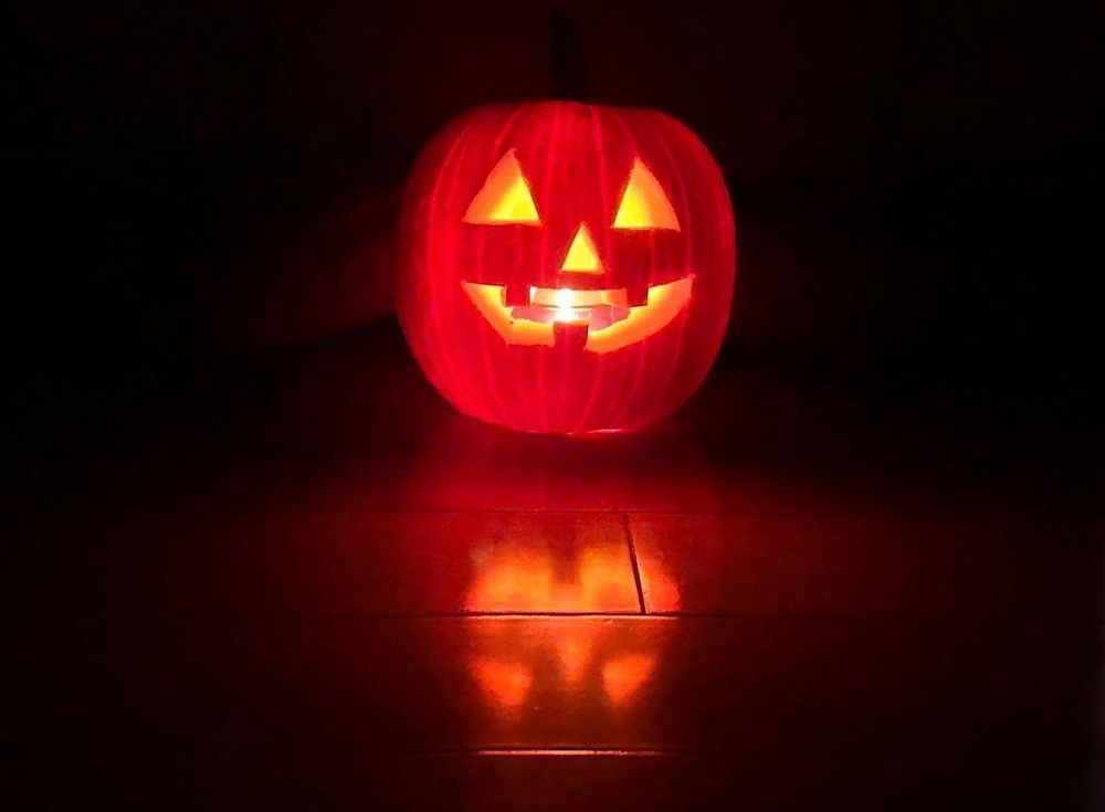 蝋燭を中に入れて、暗闇の中、オレンジ色に灯る、カボチャのランタン