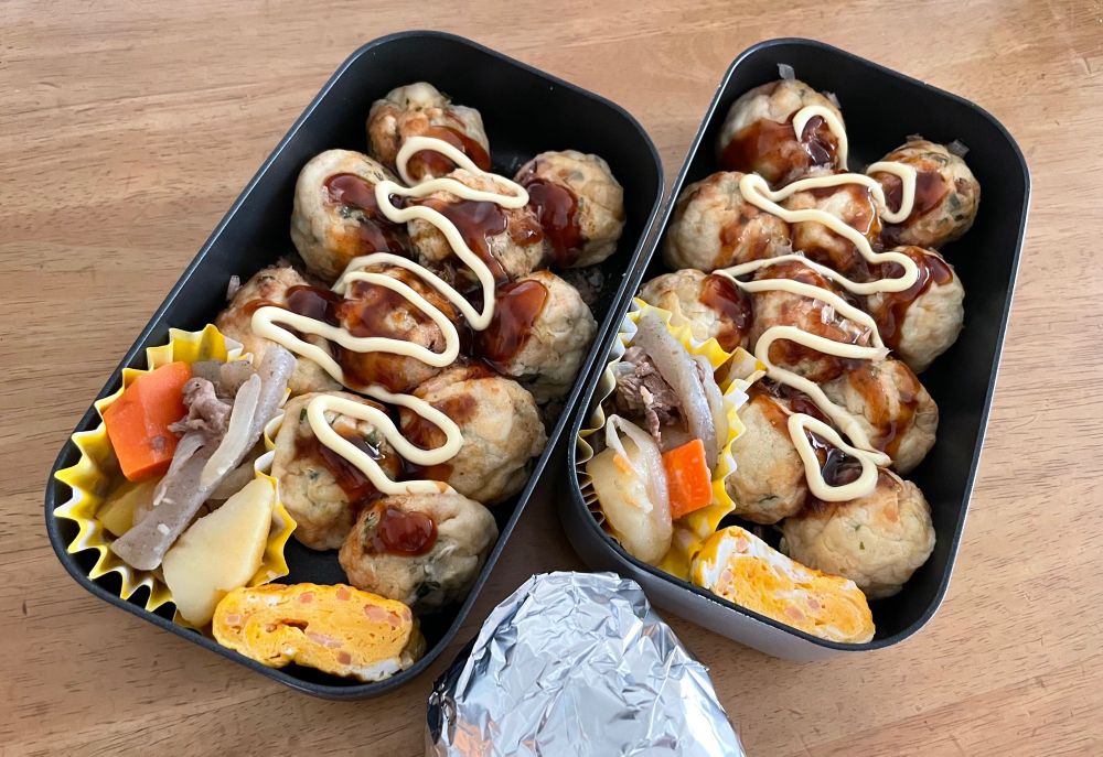 本日の「たこ焼き弁当」
（紅生姜卵焼きと肉じゃが入り）と
アルミホイルで包んだ「ゆかりおにぎり」