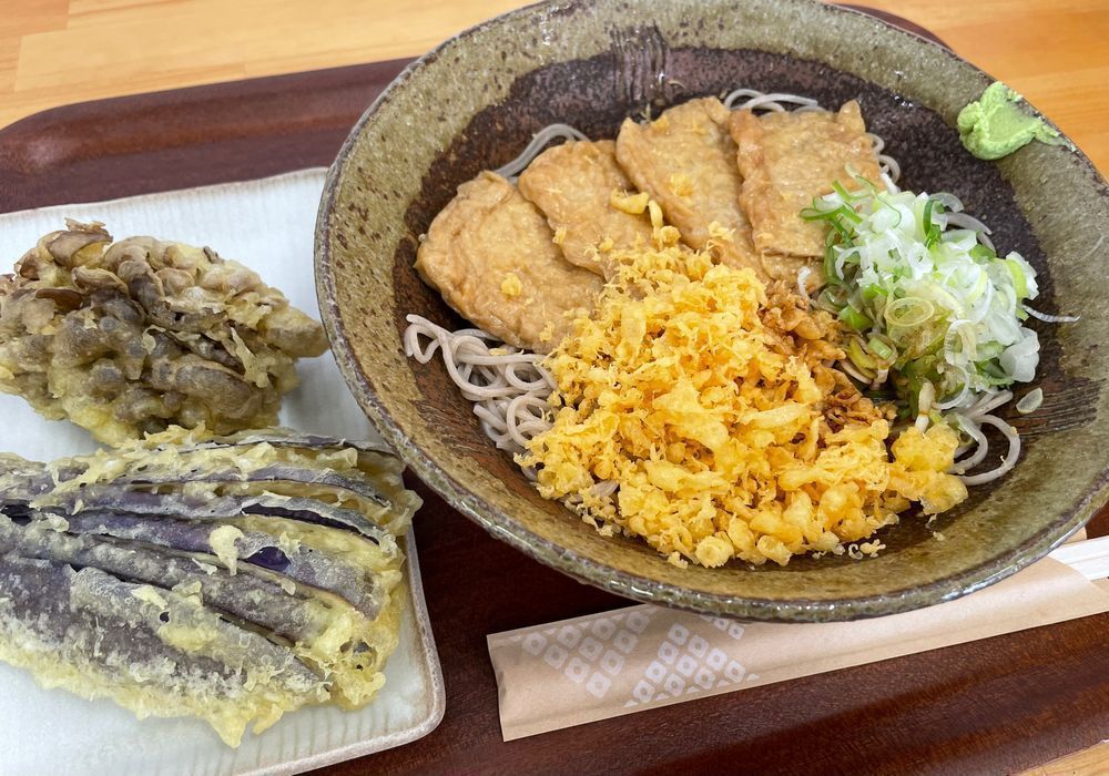 お昼ごはんの「冷やしたぬきそば［大盛り］」With 舞茸の天ぷら（奥）、茄子の天ぷら（手前）