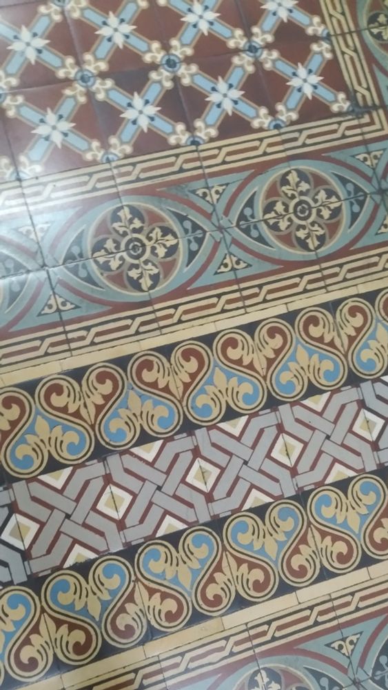 Detalle del primero de los pisos de está serie en el paso entre dos ambientes. A la guarda doble se suma una franja triple muy a juego pero diferente del resto de las baldosas. 