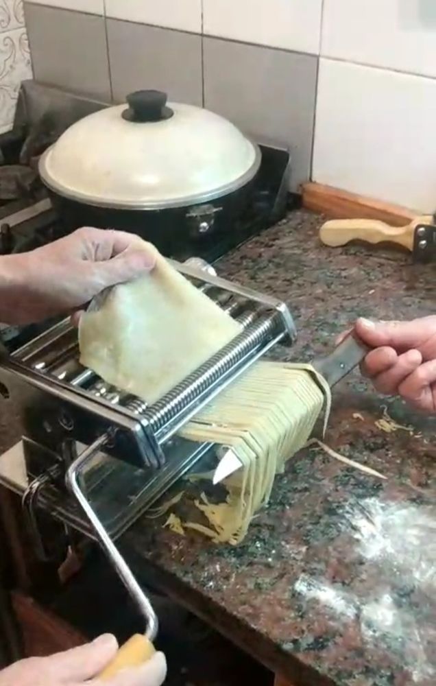 Máquina símil Pastalinda en funcionamiento haciendo fideos spaghetti 