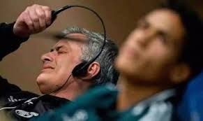 Meme de Mourinho qui retire son casque audio avec un air de dégoût