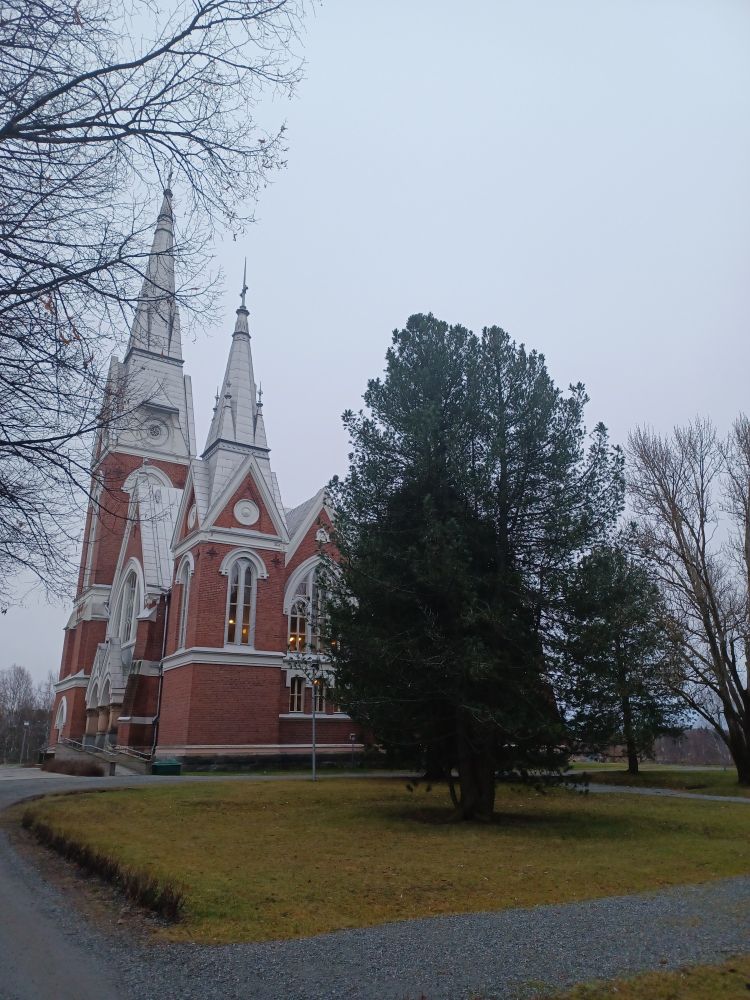 Joensuun evankelisluterilainen kirkko tänään - lumeton maa.