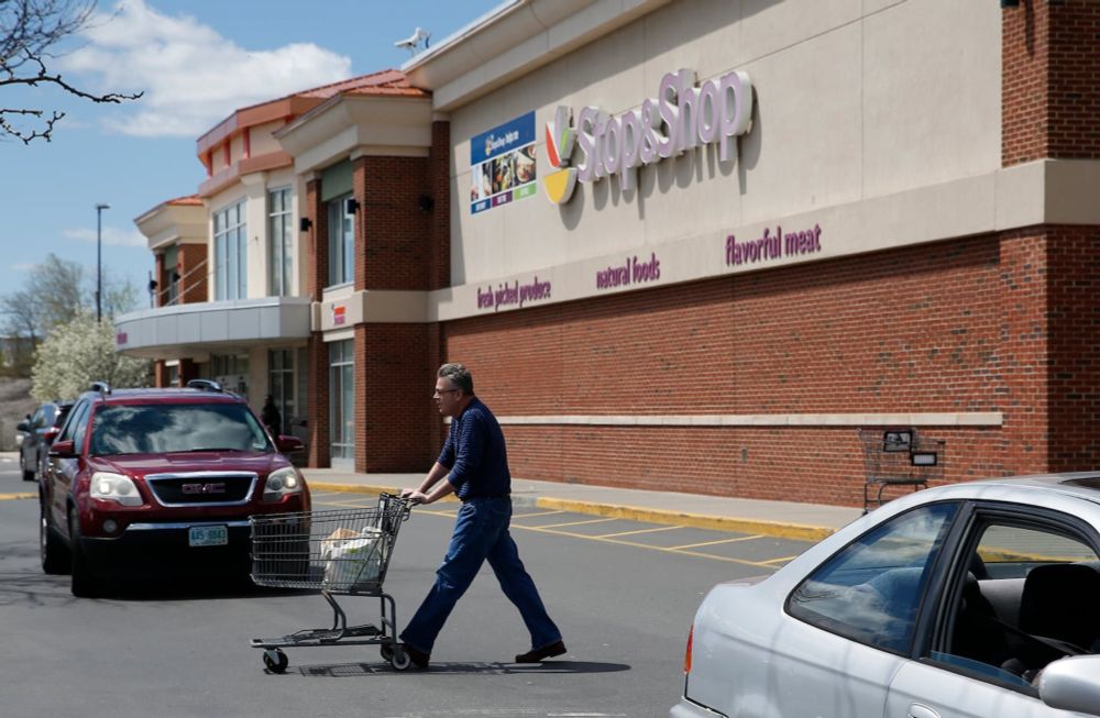 Warren presses Stop & Shop on grocery prices after study shows differences across neighborhoods - The Boston Globe