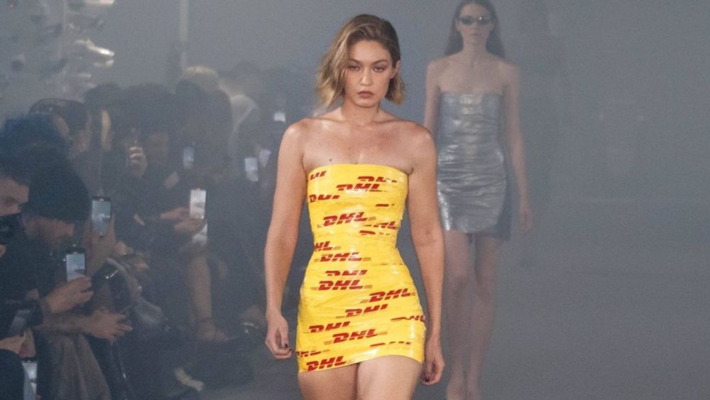 Super-Model Gigi Hadid stolpert in DHL-Paketband-Kleid auf dem Catwalk