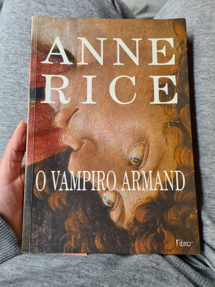 Livro "o vampiro armand" de anne rice no meu colo
