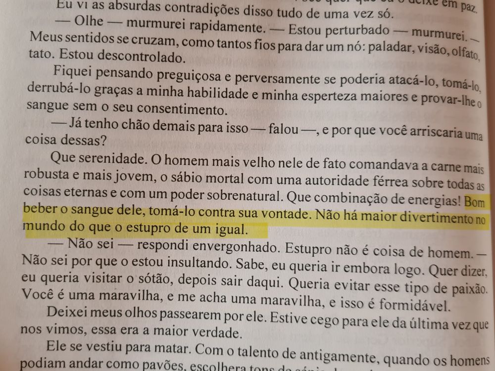 Página do livro "o vampiro armand". O seguinte trecho está destacado: "Bom beber o sangue dele, tomá-lo contra sua vontade. Não há maior divertimento no mundo do que o estupro de um igual."
