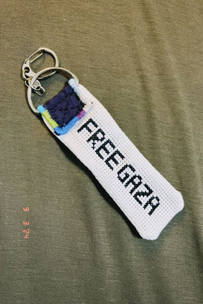 「FREE GAZA」と刺繍されたキーホルダー。