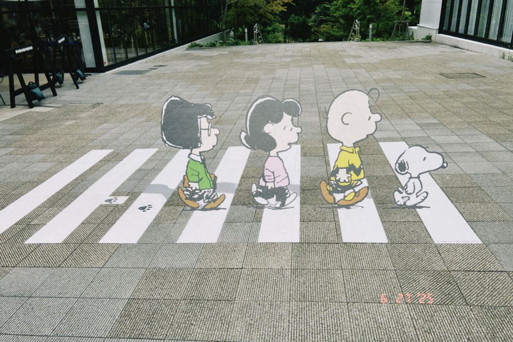 地面にPEANUTSのキャラクターが描かれたトリックアートの写真