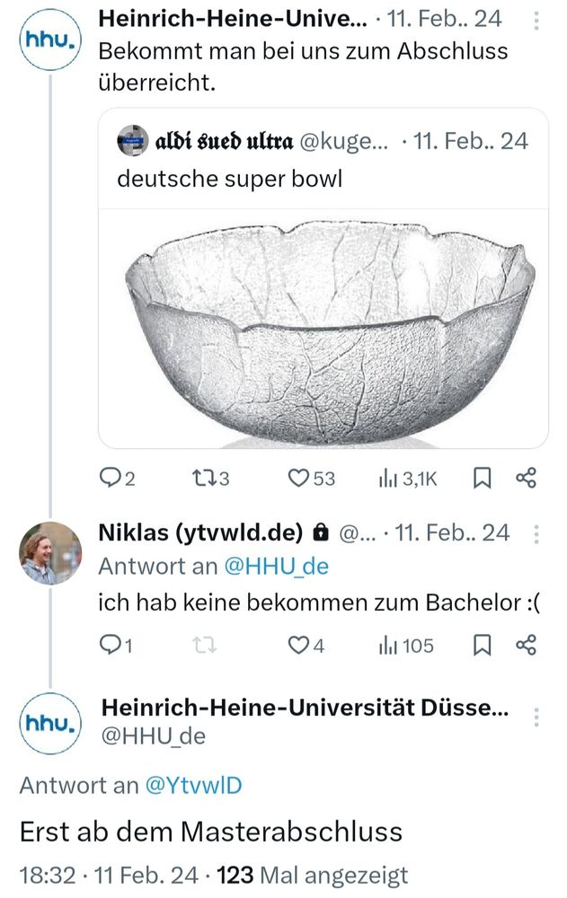 Screenshot: HHU schrieb 2024 bei X zu einem Foto einer Schüssel mit Blatt-Muster "bekommt man bei uns zum Abschluss überreicht."
User Niklas antwortet: ich hab keine bekommen zum Bachelor :(
HHU antwortet: erst ab dem Masterabschluss.