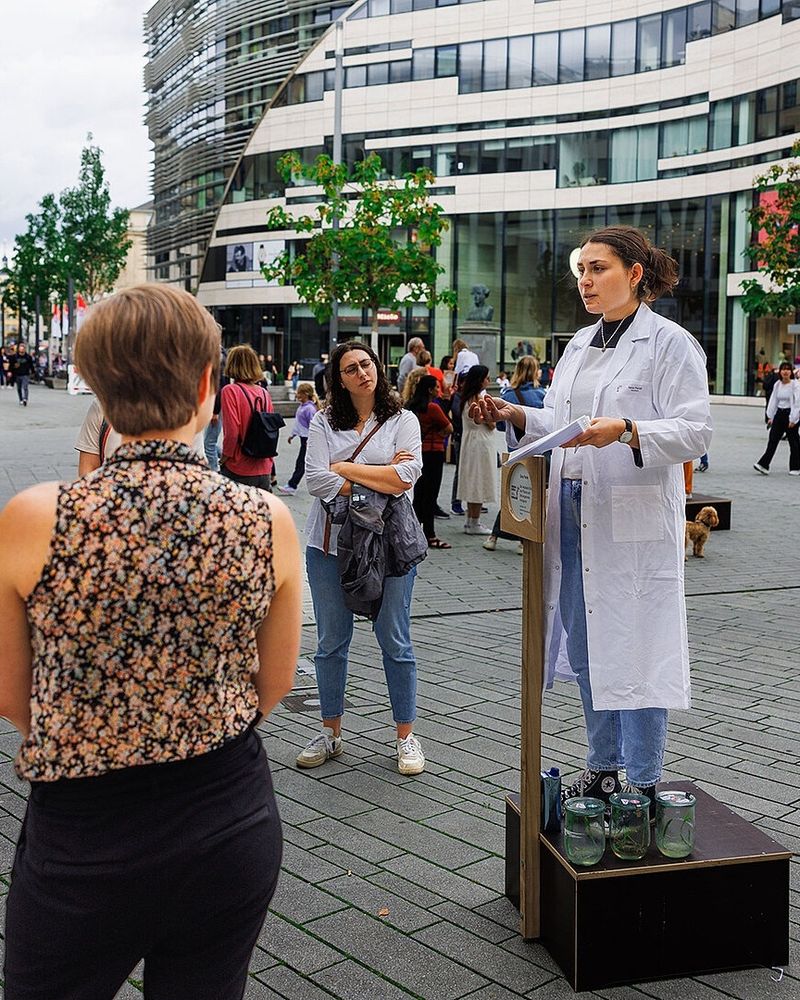 Eine Forscherin steht auf einer Seifenkiste am Schadowplatz