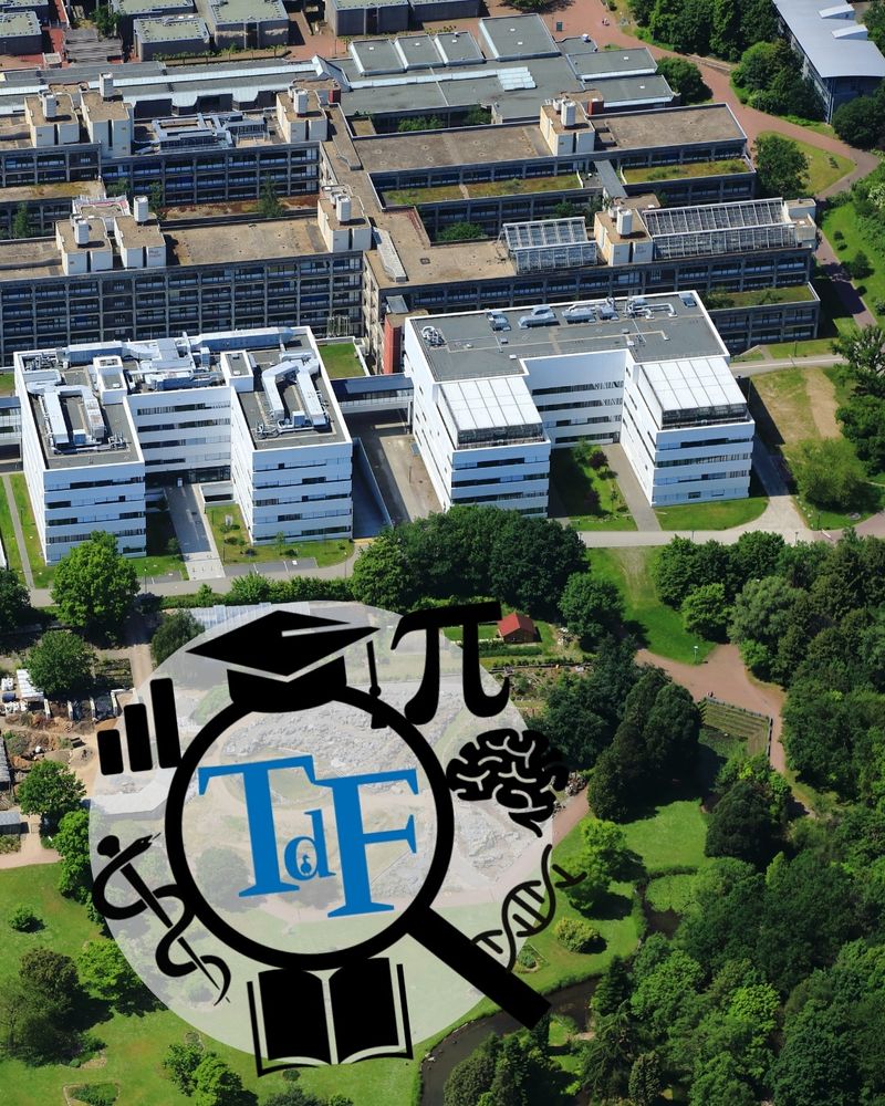 Luftbild vom Gebäudebereich 25/26. Auf einer runden weißen Fläche ist das Logo des Tags der Forschung zu sehen. In einer Lupe steht die Abkürzung TDF. Rundherum sind wissenschaftliche Symbole zu sehen: ein Doktorhut, ein Schlangenstab, ein Buch, ein Balkendiagramm, ein Pi, ein Gehirn und ein DNA-Strang.