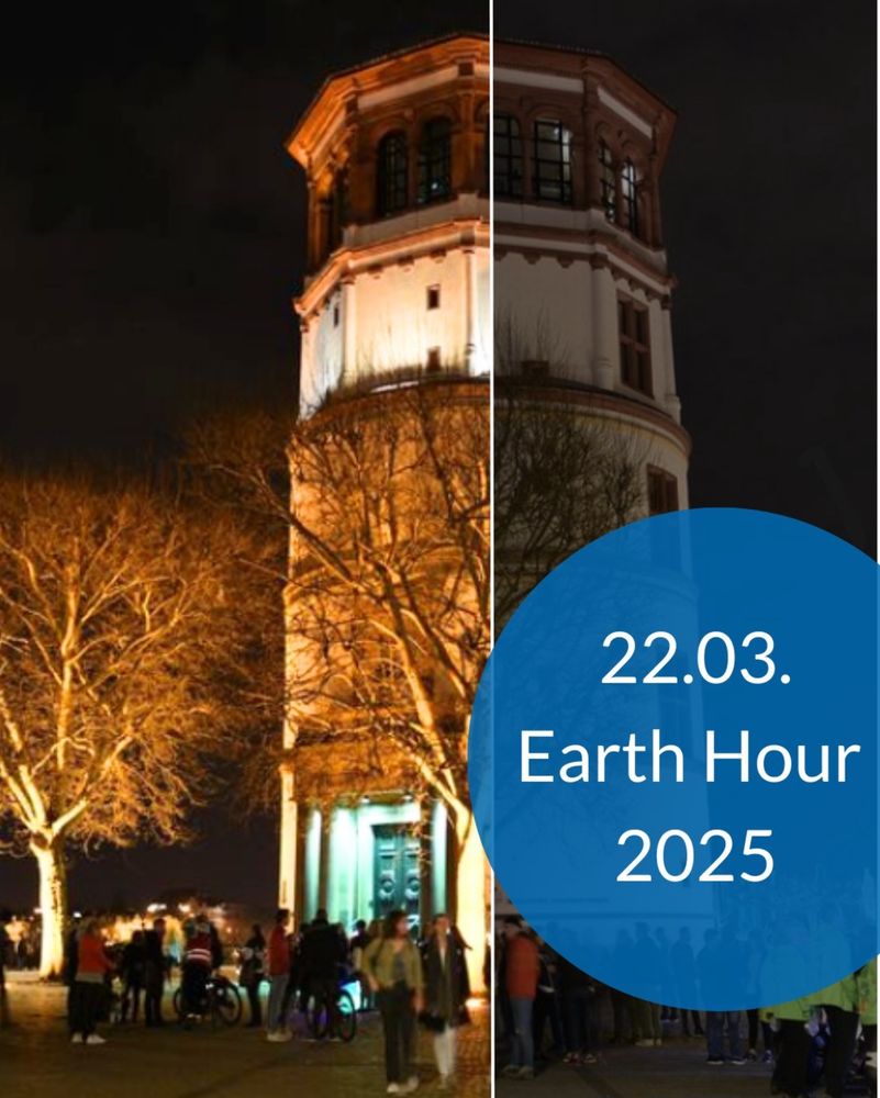 Schlossturm in Düsseldorf, eine Seite ist beleuchtet, die andere Seite ist verdunkelt. Unten rechts ist ein großer blauer Kreis mit der Aufschrift „22.03. Earth Hour 2025“. 
