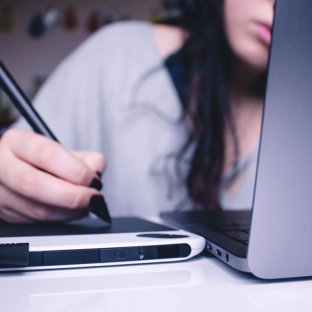 Nahaufnahme: Jemand schreibt auf einem Tablet.