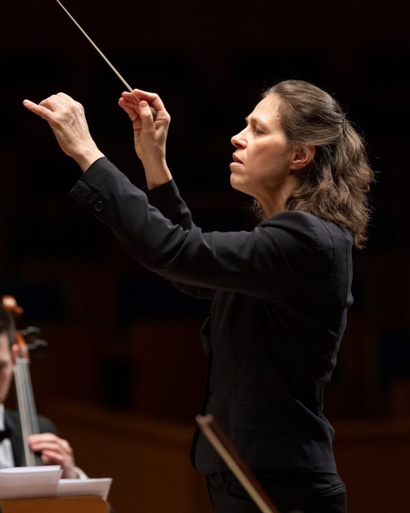 Porträt in Aktion: AMD Silke Löhr beim Dirigieren 