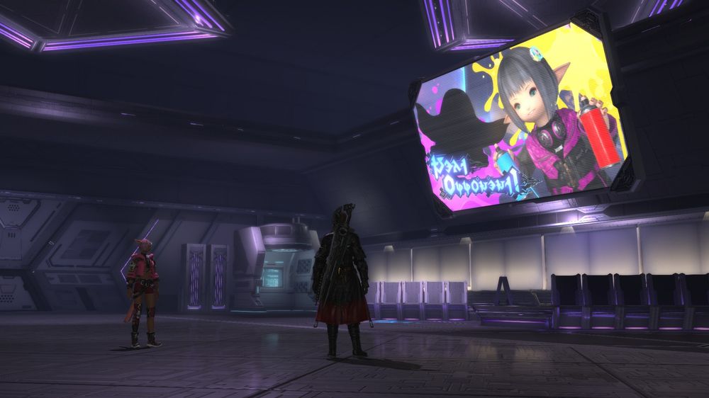 Print do jogo Final Fantasy XIV. Na tela meu personagem está de pé olhando uma tela no alto, com a imagem de uma oponente que vou enfrentar, segurando duas latas de spray. Perto do meu personagem está uma NPC. Estamos numa sala tecnológica e futurista.