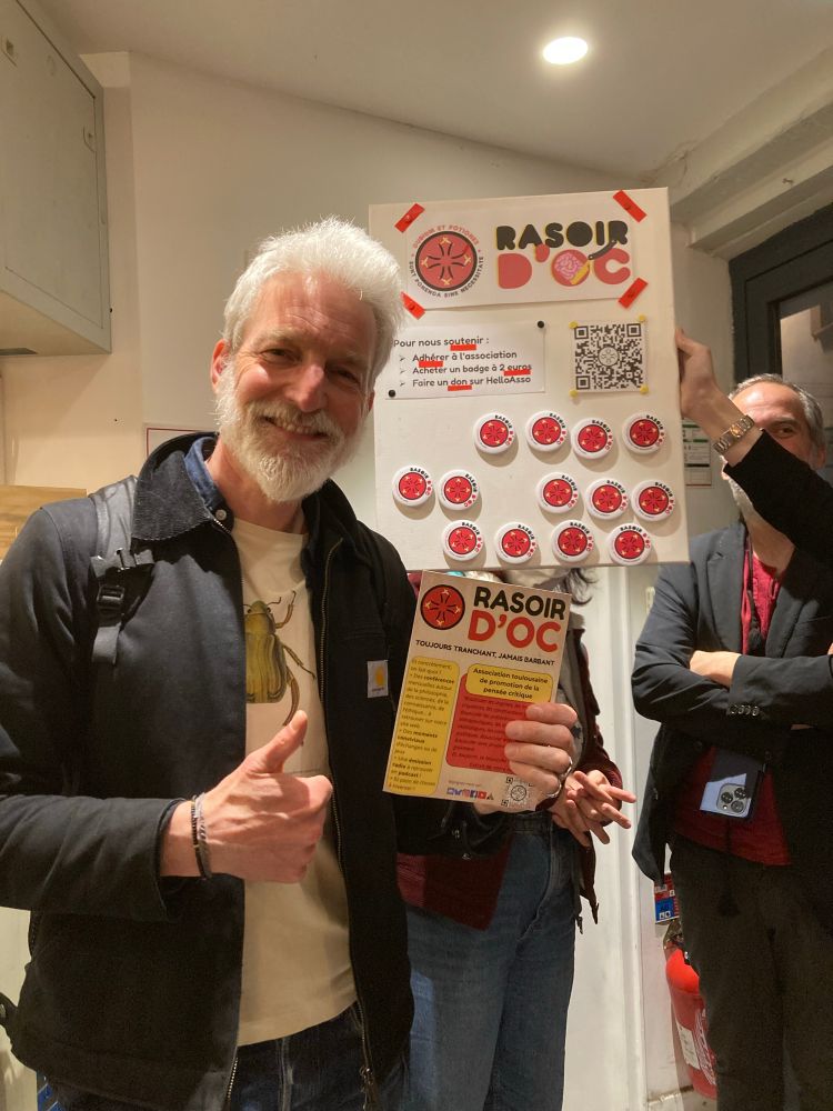 François Lasserre avec une affiche du rasoir D’oc 