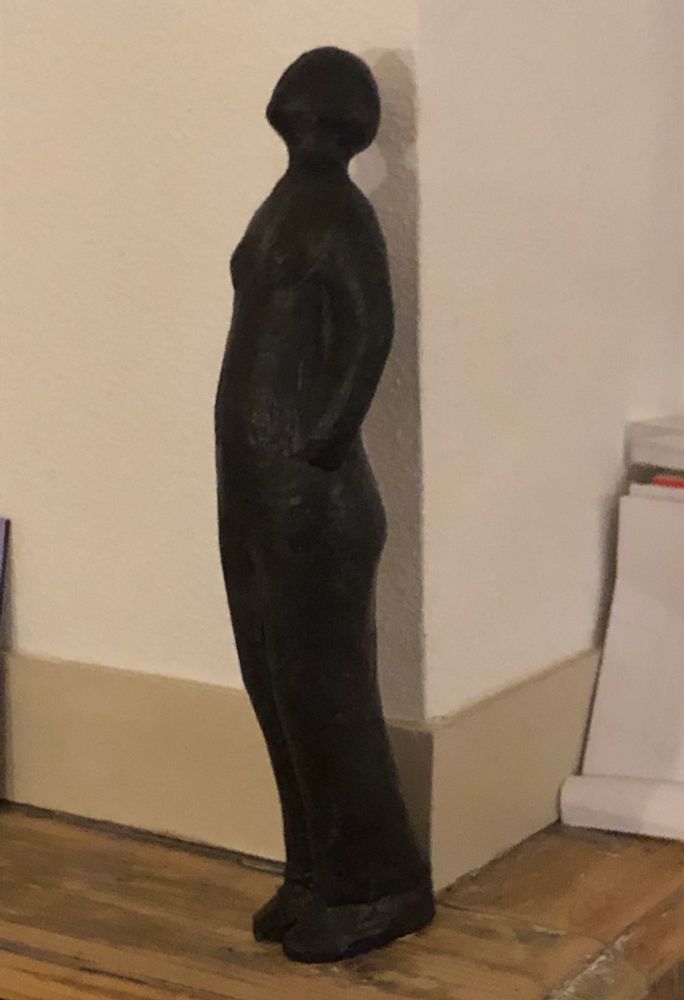 Keramiek beeldje 50 cm hoog, hol opgebouwd uit 2 plakken, mat zwart geglazuurd, “sterrekijker”