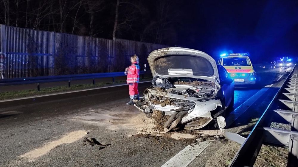 Bauern schütten Gülle auf Brandenburger Straße: Fünf Verletzte nach Unfällen mit Misthaufen – Abschleppunternehmen bedroht