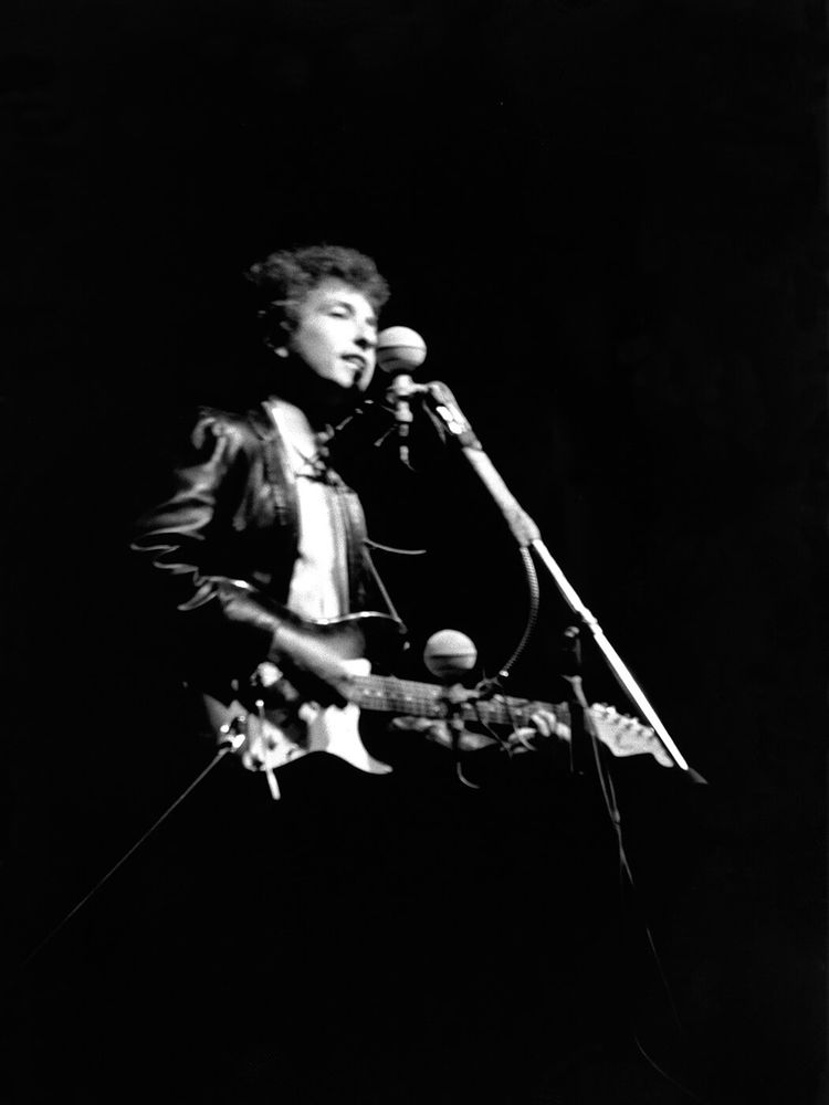 Bob Dylan playing a Fender Stratocaster at the Newport Folk Festival on July 25, 1965. Image: Alice Ochs/Michael Ochs Archives/Getty Images