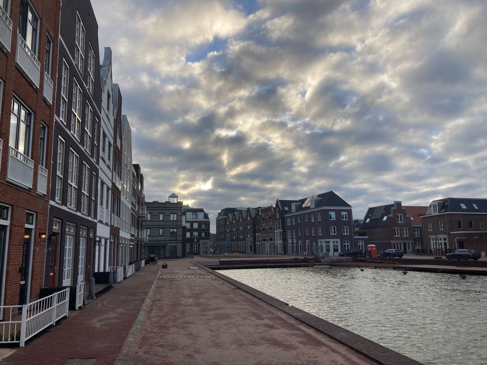 Haven van Weespersluis met nieuwbouw woningen erom heen. 