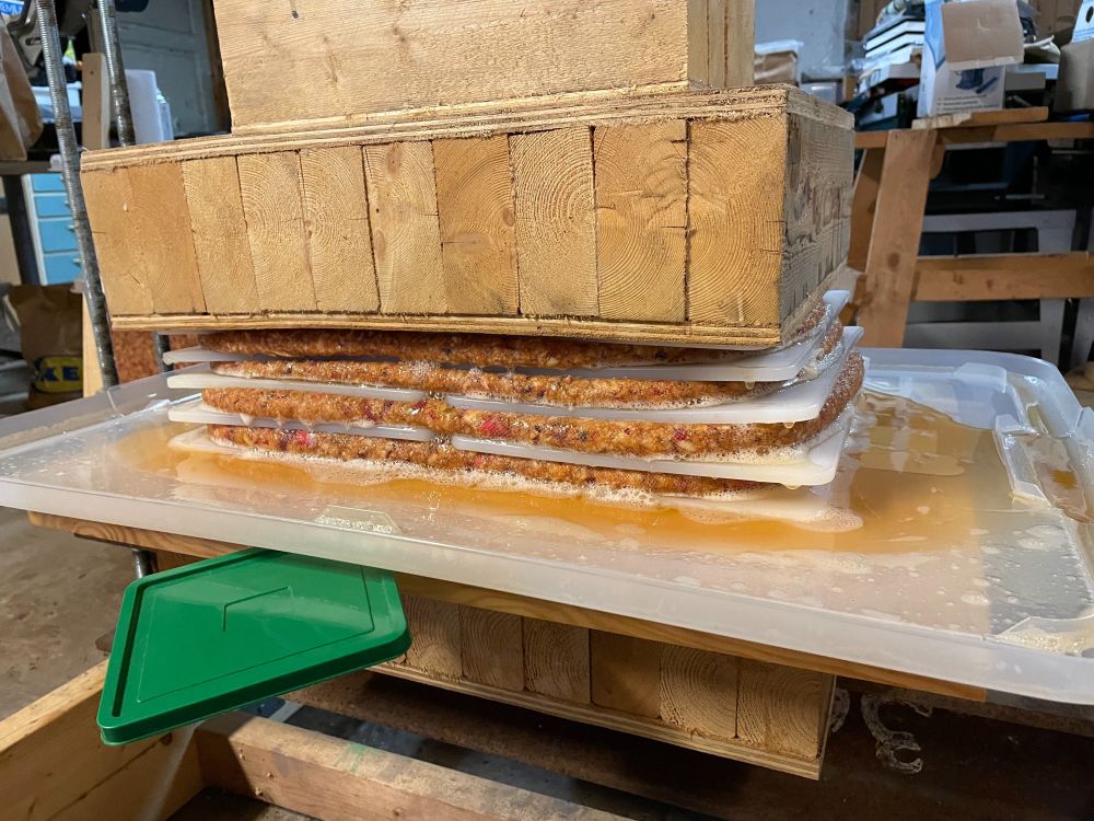 Vartefter musten rinner ut pumpar minskar volymen på krosset. Använder en domkraft, man vill ha minst 5 kg/cm2.