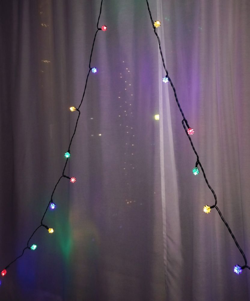 Airamin värillinen retrovalosarja Lumikide ikkunan edessä.