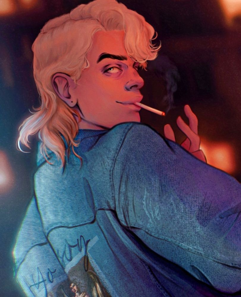 Dibujo de Coyote, OC y protagonista de mi comic, simulando una escena:
Julia, compañera de piso de Coyote y parte de la familia de este (además de ser humana), le hace una foto con el móvil mientras bajan la basura. Se ve al vampiro girándose, fumando y llevando una cazadora que dice "Yo soy aquel" con una imagen del arcángel Rafael. Sonríe.