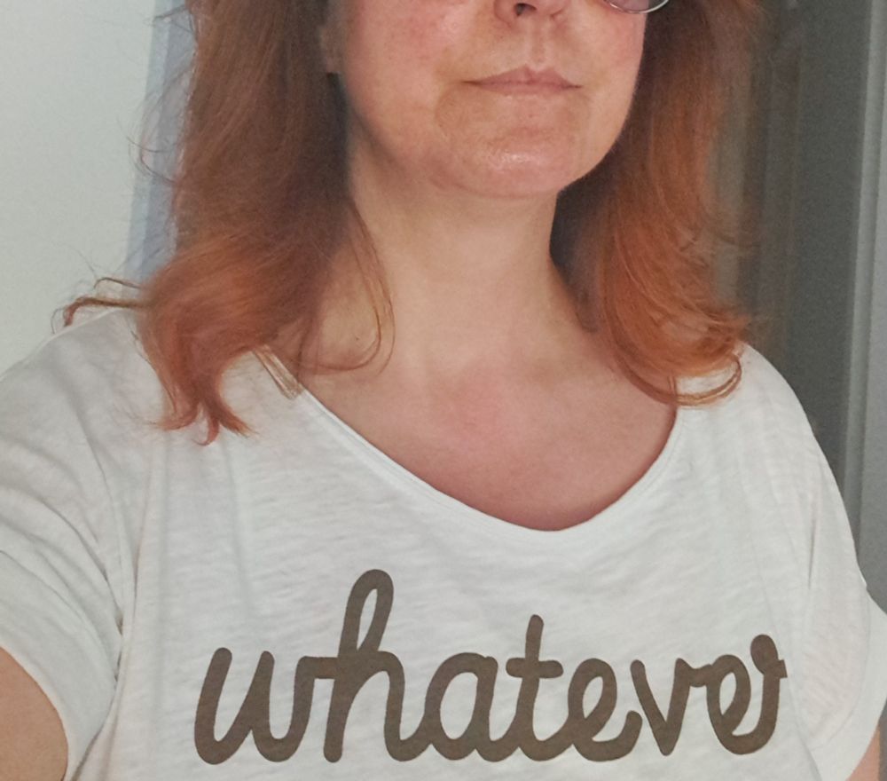 Selfie ab Nase abwärts. Weißes Shirt Schrift whatever