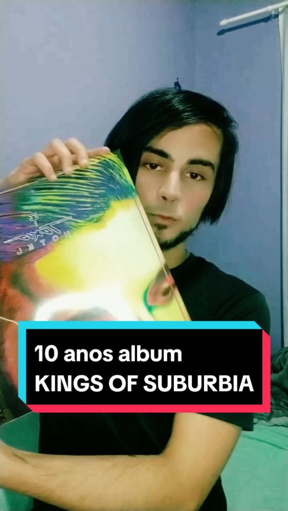 Kings of Suburbia faz 10 anos! 🎉 Lembra desse marco na carreira do Tokio Hotel? Esse álbum trouxe um novo som, um novo visual e uma nova vibe pra banda, o que gerou até mudanças no fandom na época.  V...