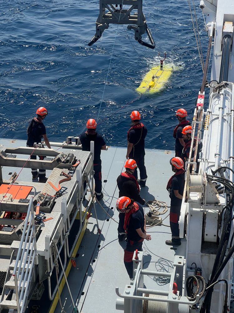 AUV Ulyx coming back from a test dive - including sonar