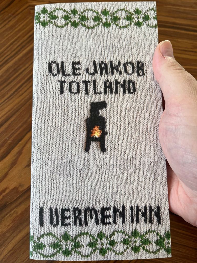 Boka til Ole Jakob Totland, "I vermen inn", med underskjønt strikla framside av Mari Svenbalrud.