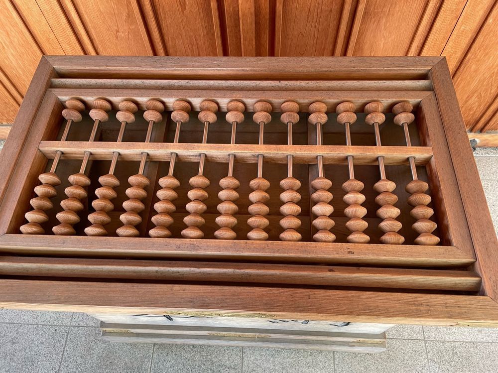 潮江素盞嗚神社の賽銭箱の投入口は七つ玉の算盤になっている。