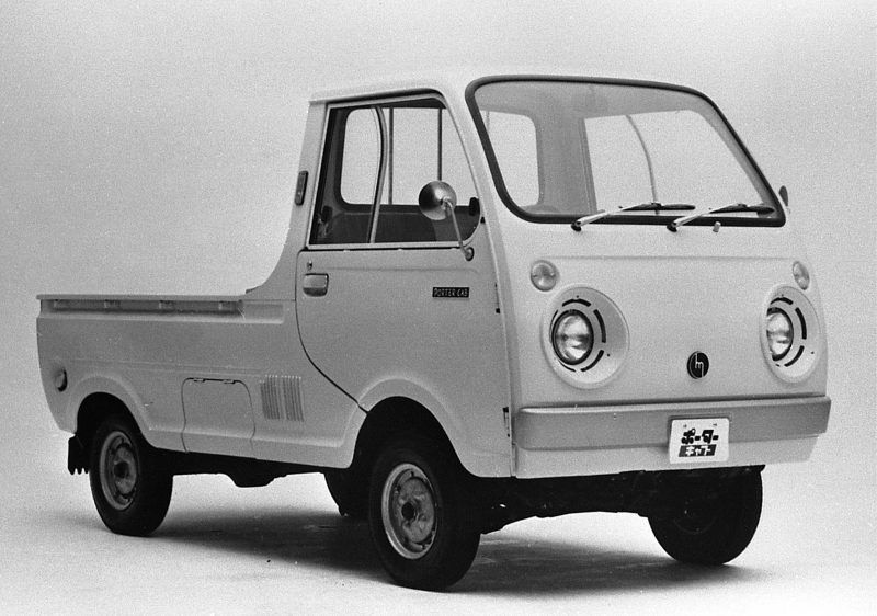 An early Porter kei truck in black and white. No front air intake.
